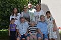 Helene Männling (vorne Mitte) im Kreise ihrer Familie. Es gratulierten (hinten von links) Urenkelin Solice, Knetzgaus dritte Bürgermeisterin Susanne Haase-Leykam, zweiter Bürgermeister Stefan Seubert und stellvertretende Landrätin Birgit Bayer sowie (vorne) die Urenkelkinder Lennox (links) und Stella (rechts) und die Söhne Helmut (links) und Otmar.