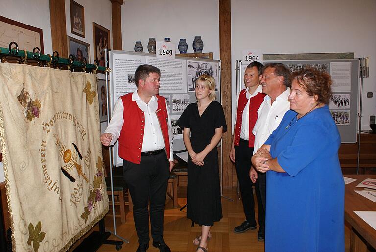 100 Jahre alt ist die Fahne des Musikvereins Sommerach wie Martin Karl (links) bei einer Führung durch die Ausstellung im Rathaus Sommerachs Weinprinzessin Linda Wirsching, dem Vorsitzenden des Musikvereins Tobias Wörle, Altbürgermeister Elmar Henke und Bürgermeisterin Elisabeth Drescher erläuterte. 100 Jahre alt ist die Fahne des Musikvereins Sommerach wie Martin Karl (links) bei einer Führung durch die Ausstellung im Rathaus Sommerachs Weinprinzessin Linda Wirsching, dem Vorsitzenden des Musikvereins Tobias Wörle, Altbürgermeister Elmar Henke und Bürgermeisterin Elisabeth Drescher erläuterte.