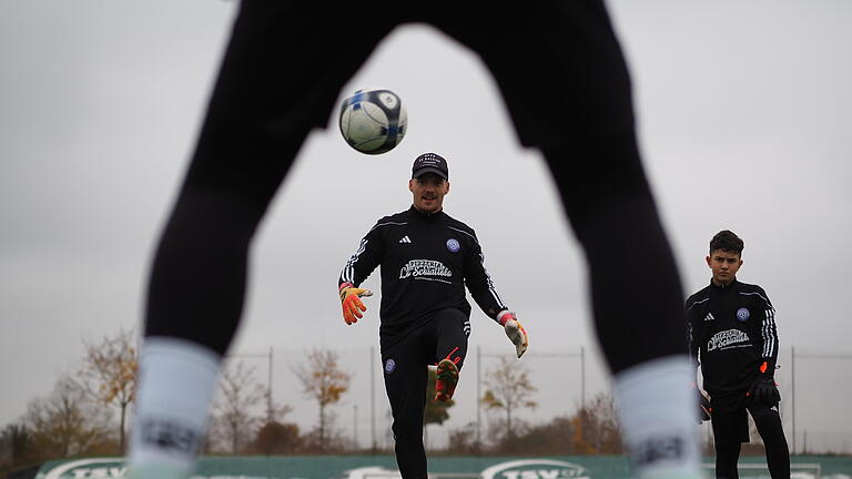 Lukas Wenzel: Durch die Hintertür ins Profigeschäft       -  Auf dem Sportgelände des TSV Bergrheinfeld hält Lukas Wenzel eine Vielzahl seiner Trainingseinheiten ab.