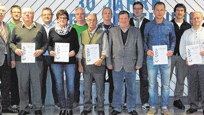 Langjährige Mitglieder: Bei der Hauptversammlung des TSV Großbardorf standen auch Ehrungen an. Links Vereinschef Klaus Lemmer.