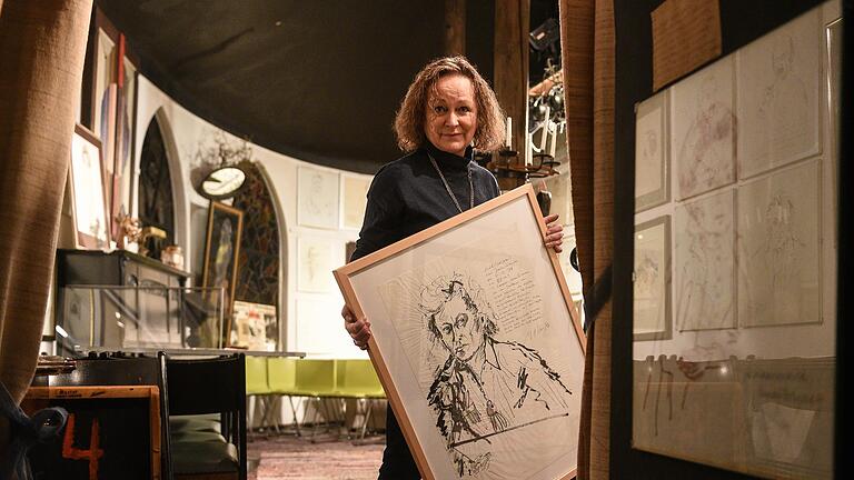 Theaterchefin Angelika Relin im Foyer des Torturmtheaters mit einem Selbstporträt von Veit Relin (1926-2013). Theaterchefin Angelika Relin im Foyer des Torturmtheaters mit einem Selbstporträt von Veit Relin (1926-2013).