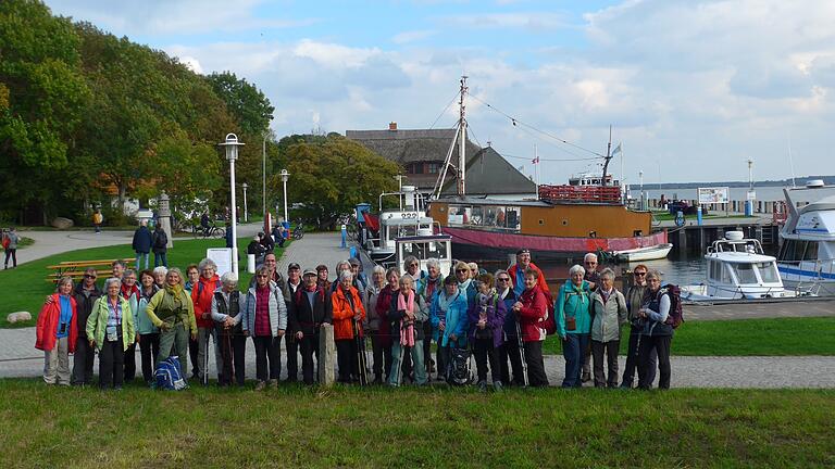 Die Kitzinger Naturfreunde am Hafen Kloster auf Hiddensee. Die Kitzinger Naturfreunde am Hafen Kloster auf Hiddensee.