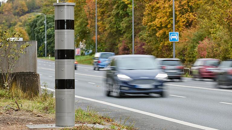 Seit knapp über einer Woche sind die drei neuen fest installierten Blitzer im Betrieb. Hier im Foto fahren Autos am Blitzer an der Konrad-Adenauer Brücke in Würzburg vorbei.