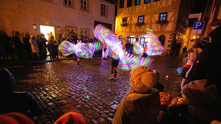 Veranstaltung Prichsenstadt leuchtet: Einmal im Jahr verwandelt sich die historische Altstadt von Prichsenstadt in ein stimmungsvolles Lichtermeer mit Feuerschau, Leuchtshow und Lichtertanz.