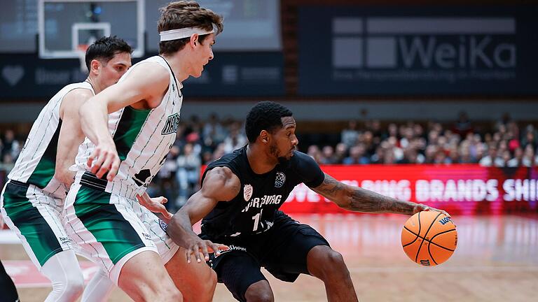 Kaum ein Durchkommen: Auch wenn Nelson Phillips (rechts) heute zu den Lichtblicken bei den Würzburg Baskets gehörte, hatte auch er immer wieder Schwierigkeiten.