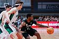Kaum ein Durchkommen: Auch wenn Nelson Phillips (rechts) heute zu den Lichtblicken bei den Würzburg Baskets gehörte, hatte auch er immer wieder Schwierigkeiten.
