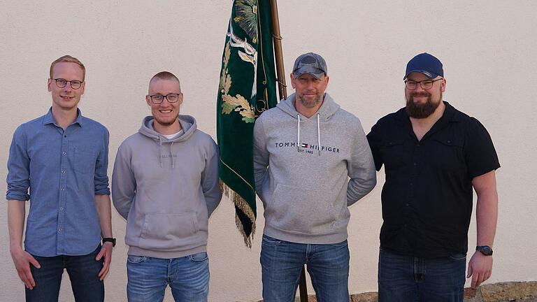 Der neu gewählte Vorstand von links Kassenwart Julian Straub, Schriftführer Noah Stahl, 2. Schützenmeister Andreas Stapf, 1. Schützenmeister Lukas Stark. Der neu gewählte Vorstand von links Kassenwart Julian Straub, Schriftführer Noah Stahl, 2. Schützenmeister Andreas Stapf, 1. Schützenmeister Lukas Stark.