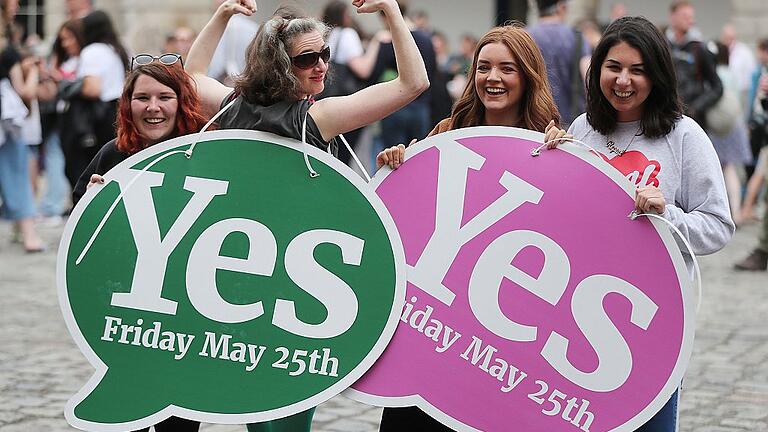 Abtreibungsreferendum in Irland       -  Freude vor dem Dublin Castle über das Ja beim Referendum zur Lockerung des Abtreibungsverbots