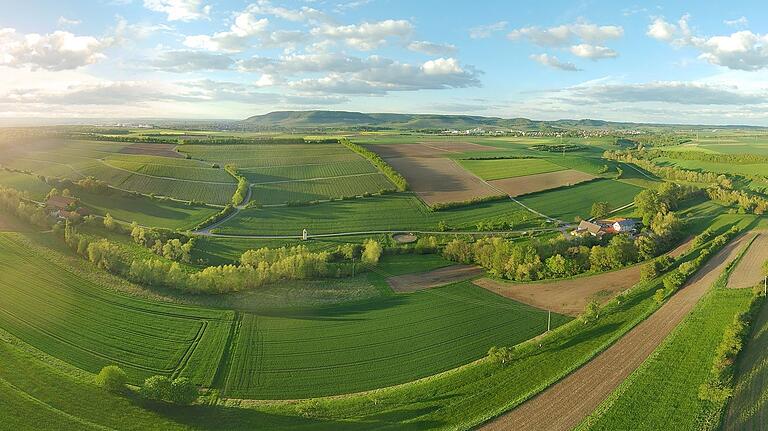 Bei der Renaturierung des Breitbachs von Nenzenheim bis Willanzheim lobt Sigrid Rentsch von arc.grün die tolle Zusammenarbeit mit den Landwirten.