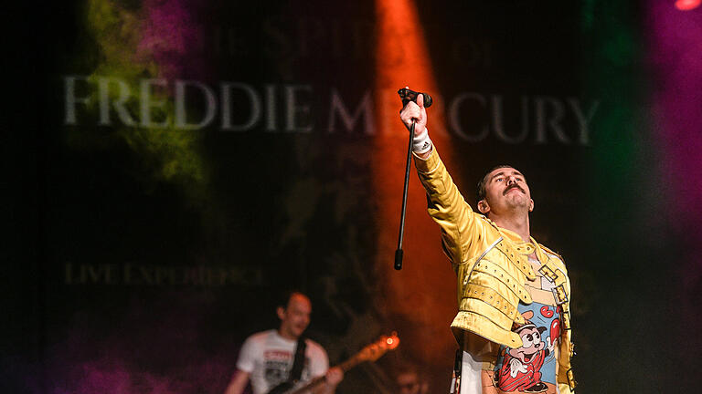Bei der Kozertveranstaltung 'The spirit of Freddie Mercury' im Congress Cetrum Würzburg werden die Songs von Queen und Freddie Mercury gespielt.