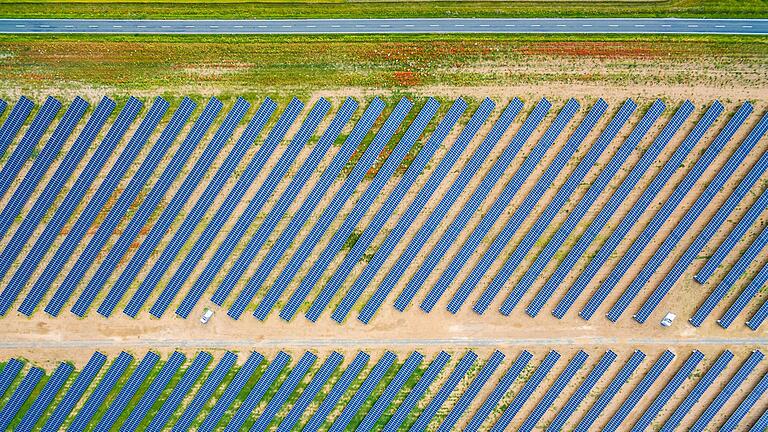 Der Ausbau der Erneuerbaren ist politischer Wille und nötig, um in Zukunft genug Strom zu produzieren. Doch er stellt auch Spannungen her. Wo Solarparks entstehen, wie auf diesem Archivfoto bei Herlheim, verliert Landwirtschaft Fläche.