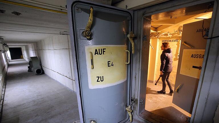 Stasi-Bunker in Gosen-Neu Zittau.jpeg       -  Eine Frau geht durch die Gänge eines Bunkers vom Typ V2C. In der DDR betrieb vor allem die Stasi Atomschutzbunker.