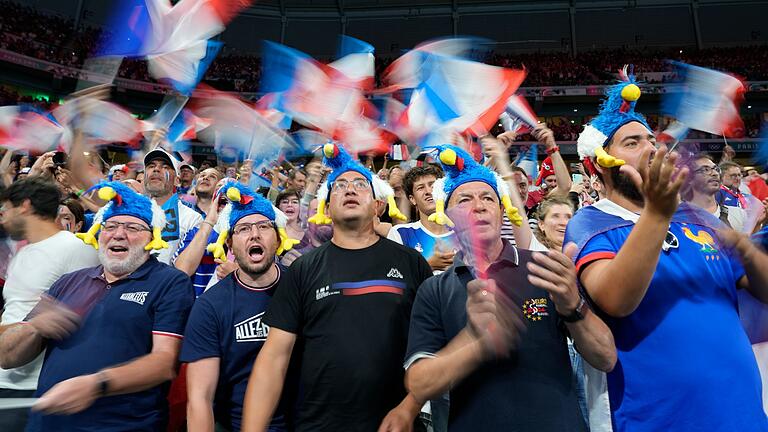 Paris 2022 - Handball       -  Rund 27.000 Fans erlebten das Spiel der deutschen Handballer gegen Frankreich live im Stadion.