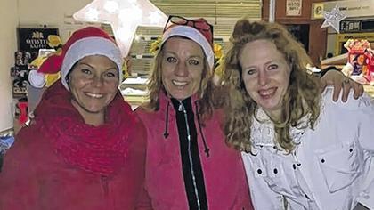 Sonnenblumen mit Nikolausmützen: Im Advent haben Stefanie Stockmeyer, Sandra Lussert und Michelle Roth zu Glühwein und Suppe eingeladen. Der Erlös geht an Siedlerkinder in Not.