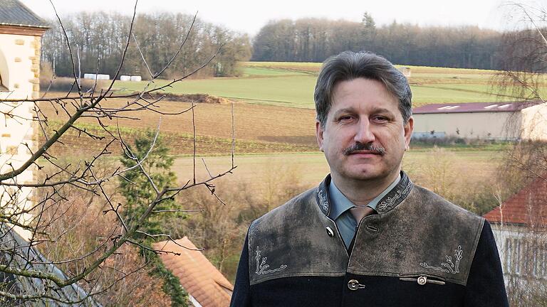 Auf der Höhe des Pfarrheims, mit Blick auf die katholische Kirche (links) und die Kirchbergschule (rechts), ist Ingo Göllner gerne. Die Orte sind eng verbunden mit seiner Lebensgeschichte.