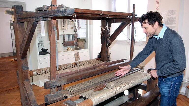 Dieser Webstuhl im Henneberg-Museum erinnert daran, dass mit der  Herstellung von Stoffen in Münnerstadt einst viel  Geld verdient wurde.   Museumsleiter Nicolas Zenzen schätzt, dass er aus dem 19. Jahrhundert  stammt. Foto: Dieter Britz       -  Dieser Webstuhl im Henneberg-Museum erinnert daran, dass mit der  Herstellung von Stoffen in Münnerstadt einst viel  Geld verdient wurde.   Museumsleiter Nicolas Zenzen schätzt, dass er aus dem 19. Jahrhundert  stammt. Foto: Dieter Britz