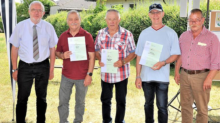 Georg Grembler vom Landesvorstand der Eigenheimer (links) und Dieter Dietz (rechts) nehmen langjährige Mitglieder in ihre Mitte und ehren sie für ihre Treue: Alfred Glos (25 Jahre), Gründungsmitglied Engelbert Heck (50 Jahre) und Michael Fuchsberger (25 Jahre).