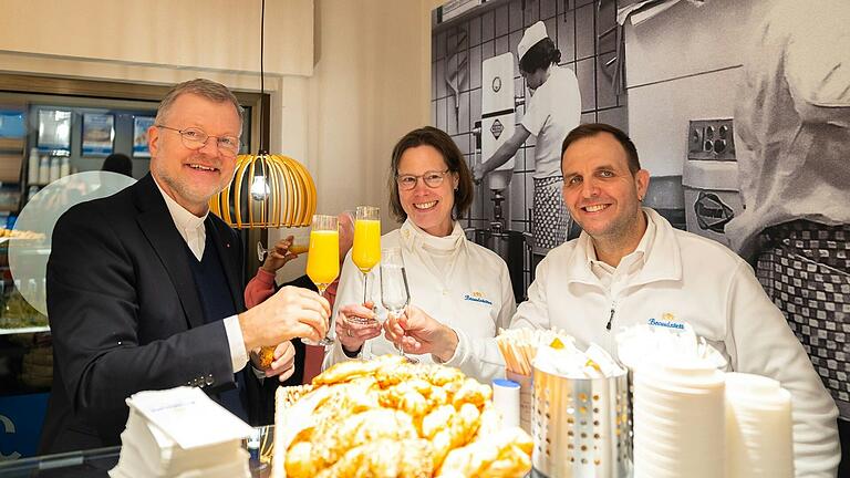 Generalvikar Jürgen Vorndran stieß mit Nicole und Christian Englert an.