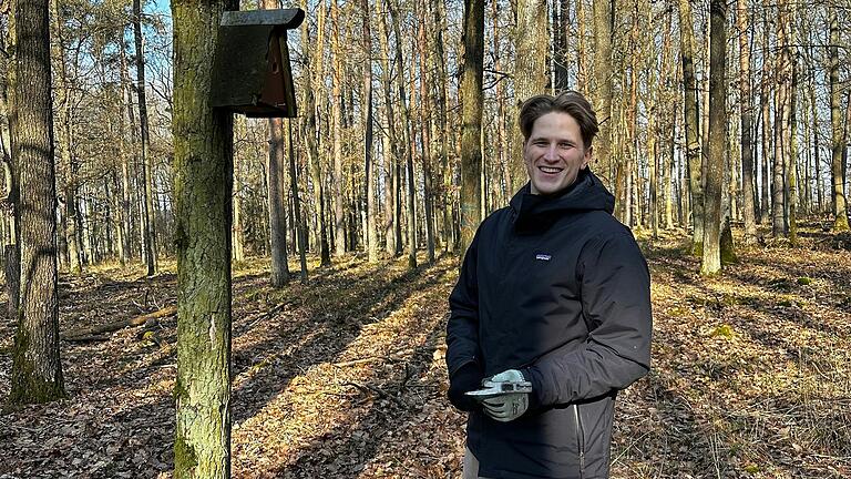 Valentin Stengl vor einem Nistkasten im Wald.