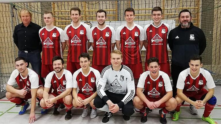 SV Birkenfeld gewinnt Burgsinner Midnight-Event       -  Fußball-Kreisligist SV Birkenfeld entschied am vergangenen Freitag um Mitternacht die 24. Auflage des Burgsinner Midnight-Events für sich. Vor rund 400 Zuschauern setzte sich die Mannschaft von SV-Trainer Taner Yorulmazel im Finale mit 2:0 gegen die SG Rodenbach/Neustadt-Erlach durch. Bei dem Mitternachts-Turnier, welches nicht nach Futsal-Regeln gespielt wird, waren insgesamt 14 Teams angetreten. Gab es nach Informationen von Burgsinns Vorstand Spielbetrieb Maurice Rohracker in der Vorrunde technische Probleme, sorgten die gut gelaunten Fans aus Gräfendorf für ordentlich Stimmung und überbrückten so die leichte Verzögerung. Im Spiel um Platz drei siegte der SV Pfaffenhofen mit 2:0 gegen den SV Gräfendorf. Weitere Teilnehmer in der Sinngrundhalle waren die FV Gemünden/Seifriedsburg, Lokalmatador SG Burgsinn, der FC Gössenheim, der FC Burgjoss, der SC Diebach, der FSV Esselbach/Steinmark, der TSV Wolfsmünster, der der SV Schaippach, der TSV Karlburg II und die SG Laudenbach/Himmelstadt (Reihenfolge entsprechend der Platzierungen).