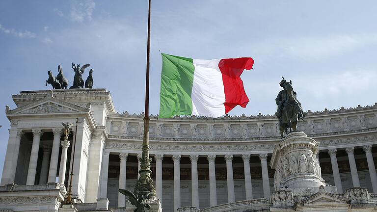 Zum Gedenken an die Opfer des Coronavirus sind die Fahnen in ganz Italien und somit auch an dem Viktor-Emanuelsdenkmal in Rom auf halbmast gesetzt worden.