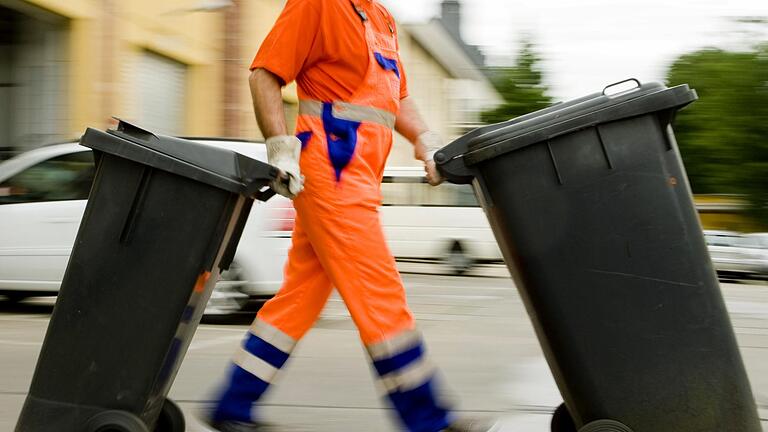 Die Müllgebühren steigen erstmals seit 17 Jahren im Landkreis. Symbolbild: Frank Rumpenhorst/dpa       -  Die Müllgebühren steigen erstmals seit 17 Jahren im Landkreis. Symbolbild: Frank Rumpenhorst/dpa