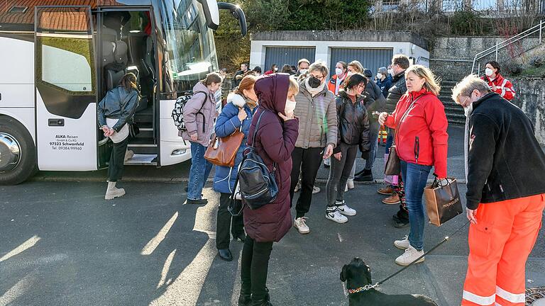 Ankunft des ersten Buses mit Flüchtlingen aus der Ukraine am Jugendgästehaus Leinach.