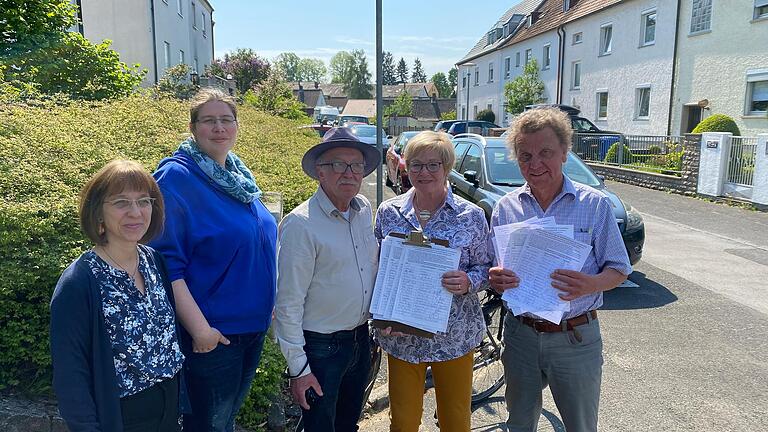 Sammelten schon 180 Unterschriften und fordern eine Bürgerversammlung am Hochfeld, in der die Stadt über die neuen Parkzonen informiert: (v.l.) Maria Garsky, Ramona Dienstbier, Werner und Hilde Zenglein sowie Thomas Kerzel.