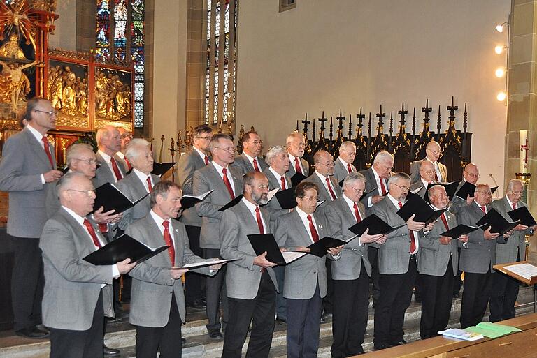 Der Männerchor des GV Harmonia ist heute noch aktiv, allerdings mit lediglich zwölf Mitgliedern. Hier bei einem Chorkonzert in der Stadtpfarrkirche Bad Königshofen im Jahr 2010. Der Männerchor des GV Harmonia ist heute noch aktiv, allerdings mit lediglich zwölf Mitgliedern. Hier bei einem Chorkonzert in der Stadtpfarrkirche Bad Königshofen im Jahr 2010.