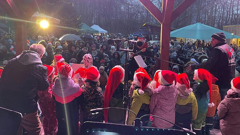 Die Kindergartenkinder von St. Peter und Paul bei ihrem Auftritt bei der Waldweihnacht im Schweinfurter Wildpark. Die Kindergartenkinder von St. Peter und Paul bei ihrem Auftritt bei der Waldweihnacht im Schweinfurter Wildpark.