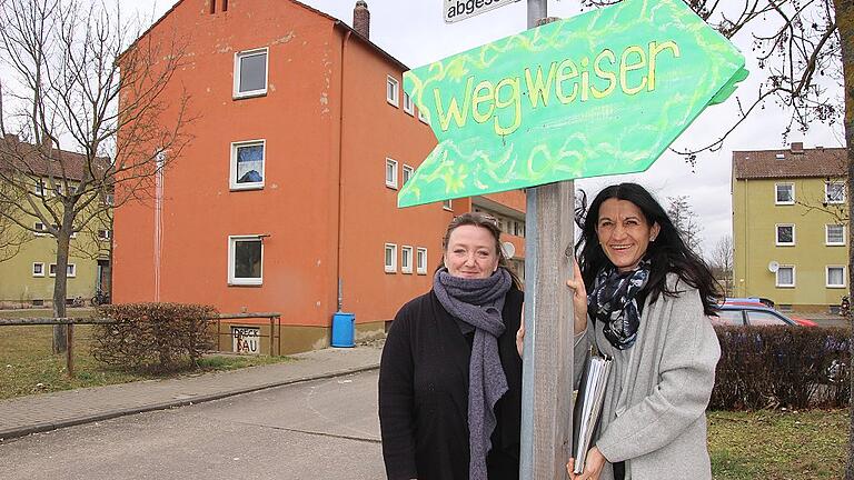 Die ehrenamtliche Helferin Marion Warschecha und die parteilose Stadträtin Andrea Schmidt hoffen, dass der Stadtrat heute Abend einem Antrag zustimmt, wonach künftig keine Kinder mehr ins Notwohngebiet eingewiesen werden. Derzeit leben neun Minderjährige und 20 Heranwachsende im „Ghetto“ in der Egerländer Straße/Tannenbergstraße. Die ehrenamtliche Helferin Marion Warschecha und die parteilose Stadträtin Andrea Schmidt hoffen, dass der Stadtrat heute Abend einem Antrag zustimmt, wonach künftig keine Kinder mehr ins Notwohngebiet eingewiesen werden. Derzeit leben neun Minderjährige und 20 Heranwachsende im „Ghetto“ in der Egerländer Straße/Tannenbergstraße.