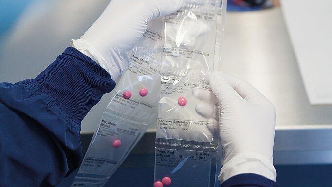 Die Medikamente für jeden einzelnen Pflegepatienten werden in der Apotheke Gartenstadt in Blistern zusammengestellt.