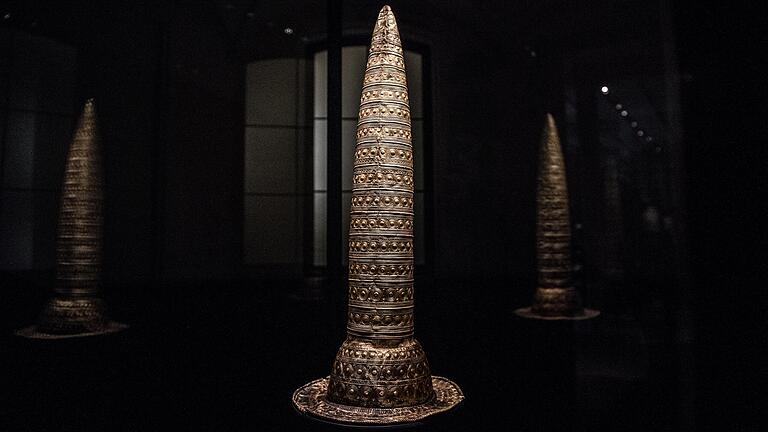 Der Berliner Goldhut (1000 v. Chr.) im Neuen Museum. Seit langem gibt es die Vermutung, dass er aus Süddeutschland beziehungsweise Franken und dort vom Bullenheimer Berg stammt. Die Fundzusammenhänge sind bis heute nebulös.