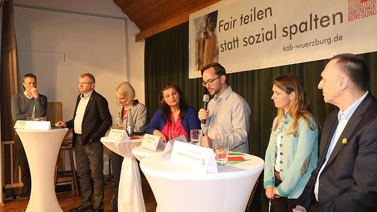 Sechs Landratskandidaten stellten  im Arnsteiner Pfarrheim bei einer Podiumsdiskussion der KAB etwa 100 Besuchern sich selbst und ihre Ansichten vor. Auf der Bühne standen (von links) Christoph Vogel (Freie Wähler), Hubert Fröhlich (FDP), Pamela Nembach (SPD), Michaela Schwab (ÖDP), Moderator Julius Meyer,&nbsp;Sabine Sitter (CSU) und Christian Baier (Grüne).