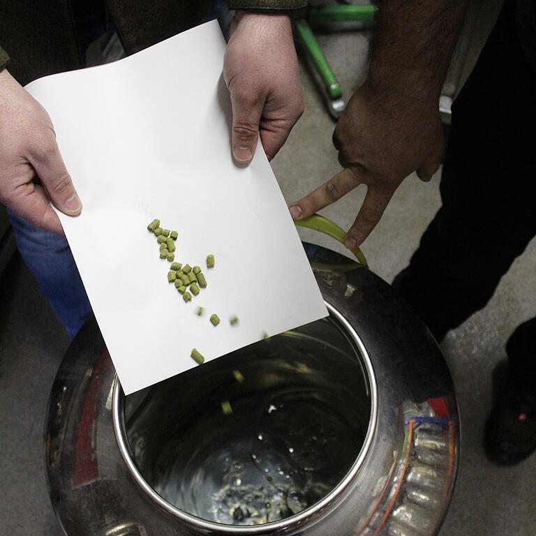 Nur 48 Stunden: So lange bleibt die Hand voll Hopfen-Pellets im Gin, damit dieser seinen besonderen Geschmack bekommt. Nur 48 Stunden: So lange bleibt die Hand voll Hopfen-Pellets im Gin, damit dieser seinen besonderen Geschmack bekommt.