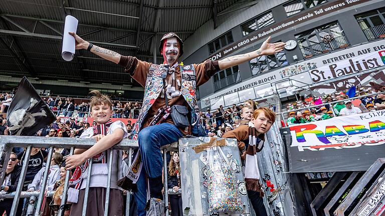 pauli.jpg       -  Die Fans des FC St. Pauli sind die schönsten Fans der Bundesliga – das Schlusslicht kommt aus dem Westen der Republik.