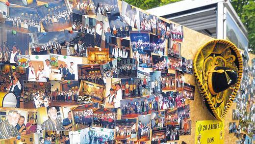 Umtriebige Truppe: Die Bilderwand sagt mehr als tausend Worte &ndash; wo die &bdquo;Los Krawallos&ldquo; sind, ist Spaß angesagt.