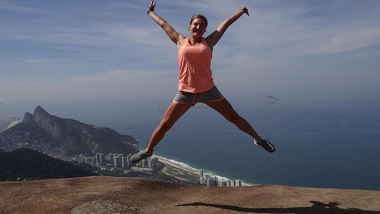 Genießt nach der Wanderung auf den Morro da Urca, den Zuckerhut-Felsen, den Blick auf Rio de Janeiro: Luisa Moser aus Kitzingen.