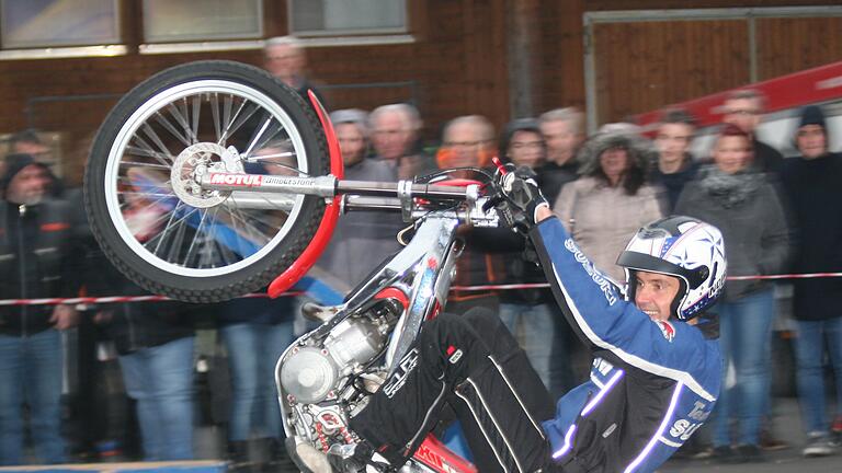 Wiederum ein Besuchermagnet war die 13. Auflage der Wheelies-Motorradmesse in der Dettelbacher Frankenhalle. Geschätzte 10 000 Besuche erwarteten die Veranstalter und die Gäste erwartete alle Fabrikate, Zweirad-Neuheiten und eine tolle Show des Motorrad-Stuntman Horst Hoffmann. Der Zweirad-Profi begeisterte das Publikum mit waghalsigen Showelementen und unterhaltsamen Einlagen.