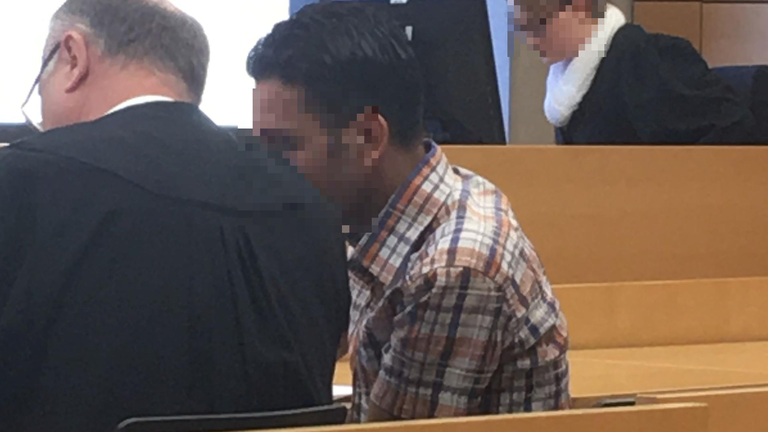 Abdulhadi Bakari, unter Terrorismusverdacht stehender Medizinstudent aus Syrien in Würzburg (rechts) mit Anwalt Wolfgang Kunkel