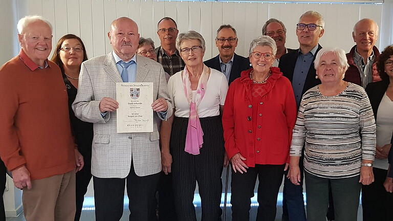 Vorstand und Geehrte des MGV von links: Bernd Welti (Passiven Vertreter), Franz Götz, Heike Weiss (Schriftführerin), Manfred Bäcker,  Caroline Cochran (Kassenverwalterin), Gary McAllen (1. Vors. SK Würzburg), Anna Scholz, Karl-Ludwig Bayerlein ( 1. Vors.), Ingeborg Enders, Siegfried Rorbach (Vergnügungswart), Jürgen Arntz, Hildegard Götz, Edgar Schneider (2. Vors.), Silvia Ziegler (Leiterin Gemischter Chor), Karoline Jung.