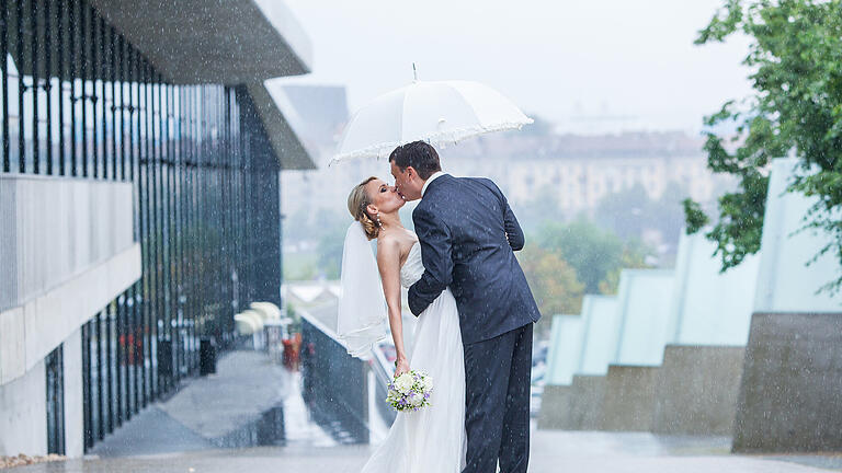 We are happy even it's raining       -  Es ist das große Risiko bei einer Sommerhochzeit: ein Wolkenbruch. Damit Sie für sämtliche Wetterlagen gerüstet sind, haben wir einige Tipps zusammengestellt.