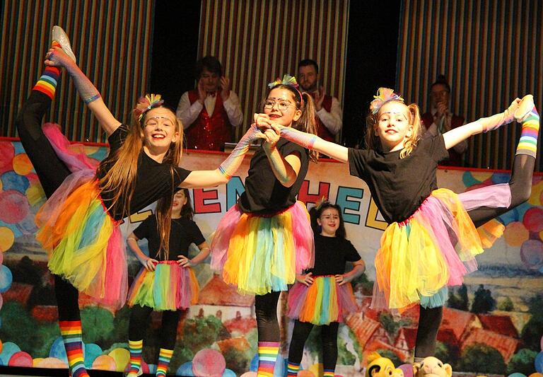 Bezaubernde Rainbow-Girls: Der Alitzheimer Nachwuchs hat sich seinen begeisternden Tanz selbst beigebracht. Bezaubernde Rainbow-Girls: Der Alitzheimer Nachwuchs hat sich seinen begeisternden Tanz selbst beigebracht.