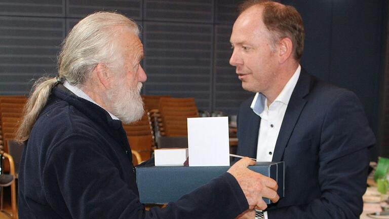 Der Kitzinger Oberbürgermeister Stefan Güntner (rechts) ehrte während der jüngsten Stadtratssitzung in der Alten Synagoge Stadtrat Klaus Christof (KIK), der seit 30 Jahren ehrenamtlich im Gremium mitarbeitet.