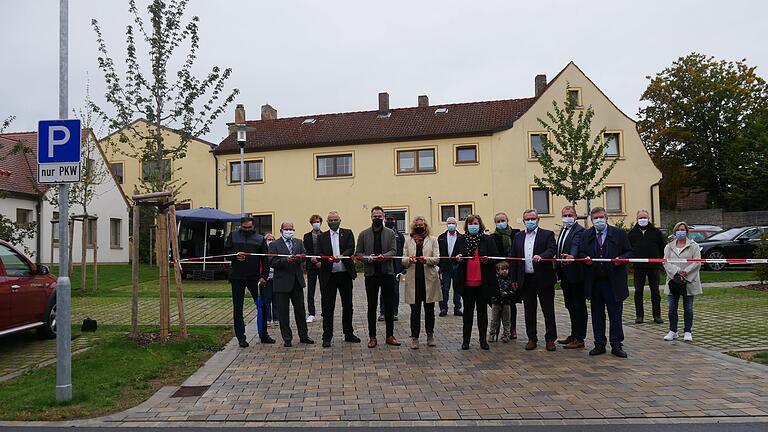 Kürzlich konnten die neuen Parkplätze auf der ehemaligen Pfarrwiese in Estenfeld eingeweiht werden. Besonders viel wert gelegt hat die Gemeinde auf die Begrünung und die Aufenthaltsqualität auf dem Areal.