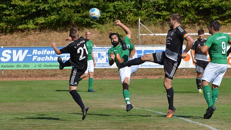 Schweinfurts Abdullah Rahimi (Mitte) trifft sehenswert zum vermeintlichen 1:0 für die DJK. Weder Fahrs Timo Wolf (links) noch&nbsp; Matthias Linke (rechts) können den vermeintlichen Treffer, der danach wieder zurückgenommen wurde, verhindern. Fahrs Torhüter reklamierte, dass das Tor nicht korrekt steht.