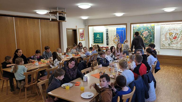 Die Rappelkinder lassen sich das Frühaufsteherfrühstück schmecken. Die Rappelkinder lassen sich das Frühaufsteherfrühstück schmecken.