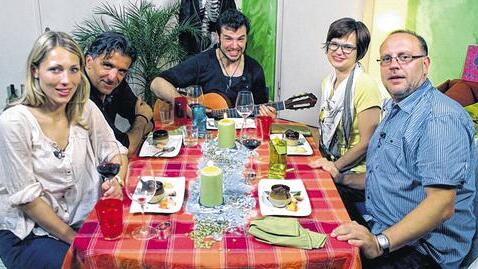 In gemütlicher Runde: Ob Carmen Tremmel, Gerd Reitmaier, Florian Keles, Claudia Riedmann und Matthias Leikauf (von links) hier gerade ihr „perfektes Dinner“ essen, werden sie erst ab dem 24. Oktober sicher wissen, wenn die Sendung bei VOX ausgestrahlt wird. In gemütlicher Runde: Ob Carmen Tremmel, Gerd Reitmaier, Florian Keles, Claudia Riedmann und Matthias Leikauf (von links) hier gerade ihr „perfektes Dinner“ essen, werden sie erst ab dem 24. Oktober sicher wissen, wenn die Sendung bei VOX ausgestrahlt wird.