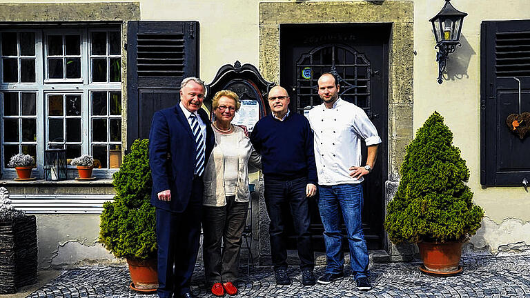 Ehrbars gehen, die Ente bleibt: Die Weinstube hat neue Besitzer. Von links: Harald Kleibe, Brigitte und Franz Ehrbar, Sebastian Stahl. Ehrbars gehen, die Ente bleibt: Die Weinstube hat neue Besitzer. Von links: Harald Kleibe, Brigitte und Franz Ehrbar, Sebastian Stahl.