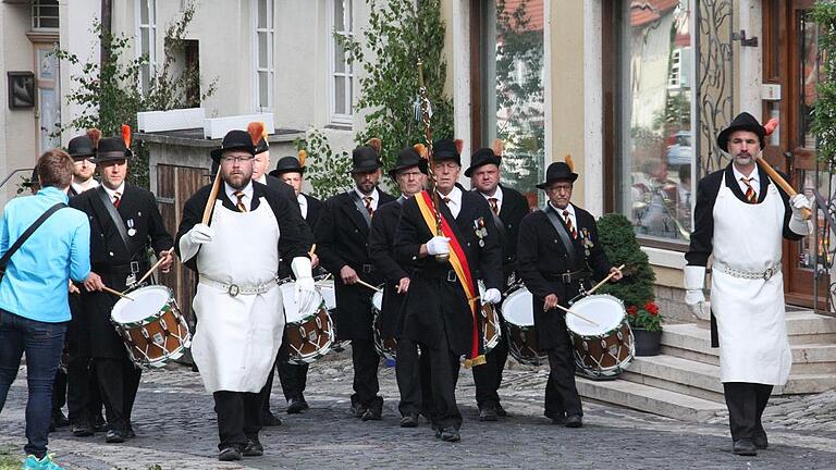 Tradition bewahrt, seit 169 Jahren: Die Sappeure führen den Auszug der Königsberger Bürgerwehr an. Tradition bewahrt, seit 169 Jahren: Die Sappeure führen den Auszug der Königsberger Bürgerwehr an.